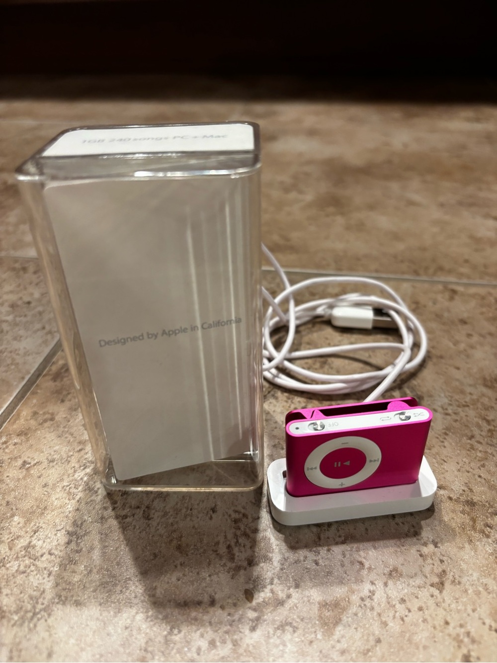 Apple iPod shuffle Pink with White Dock and Cable